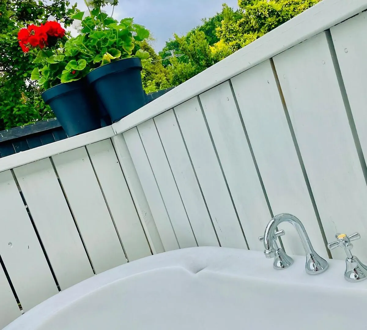 Cottage Charm Adorable, Cute With Outdoor Bath Christchurch