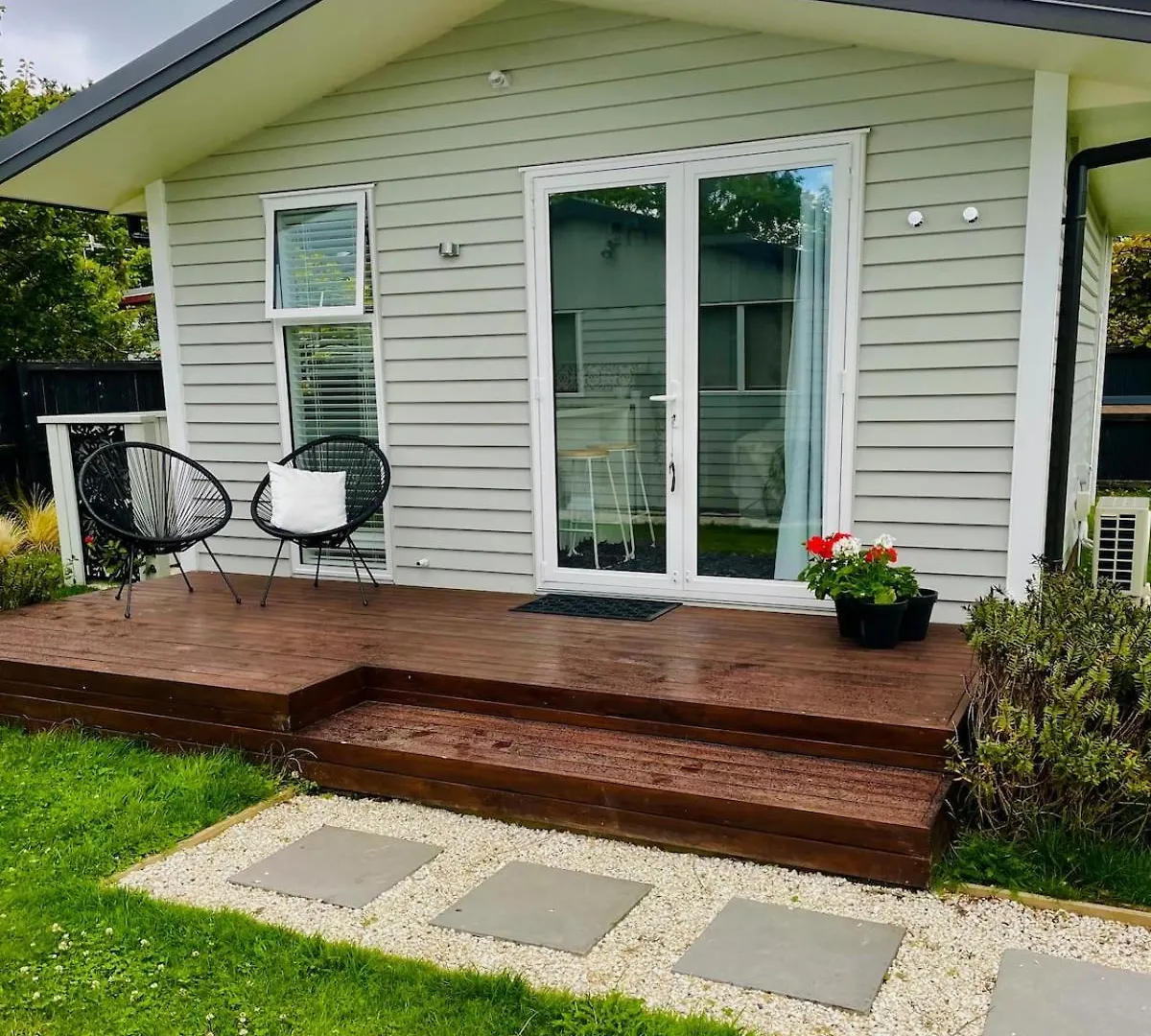 Cottage Charm Adorable, Cute With Outdoor Bath Christchurch