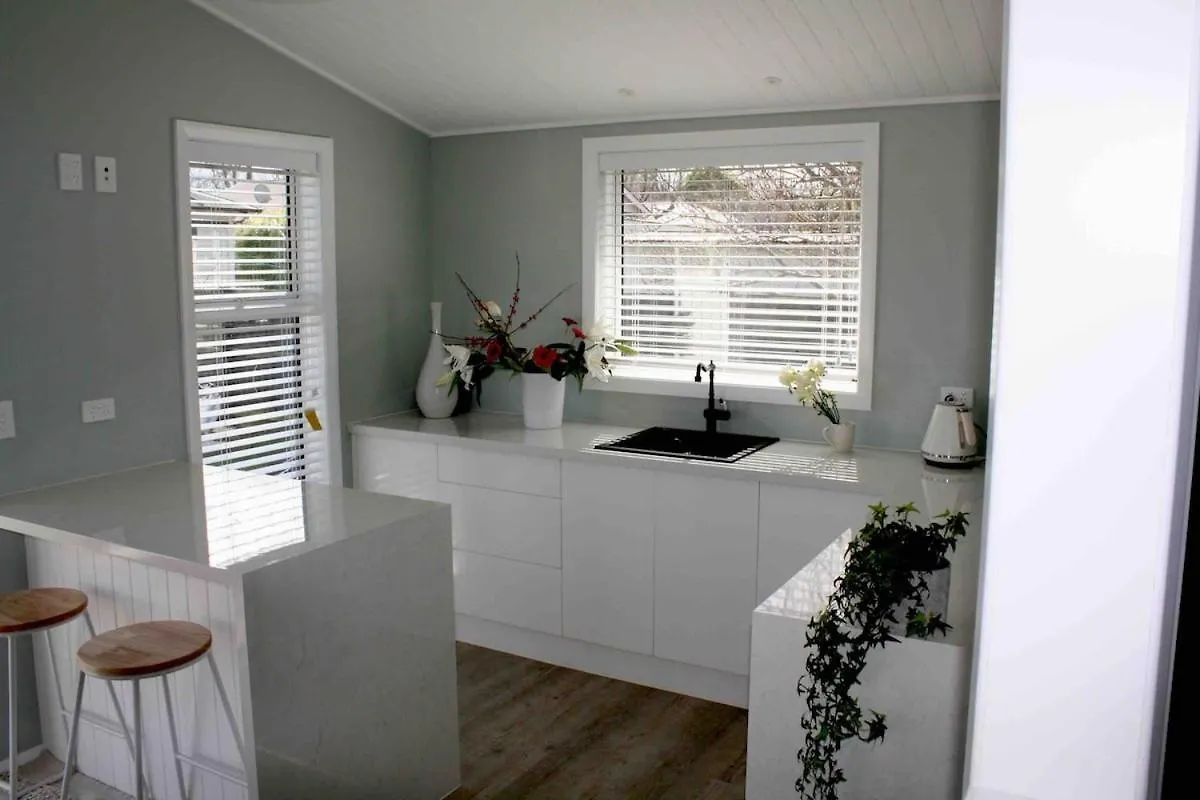 Apartment Cottage Charm Adorable, Cute With Outdoor Bath Christchurch New Zealand